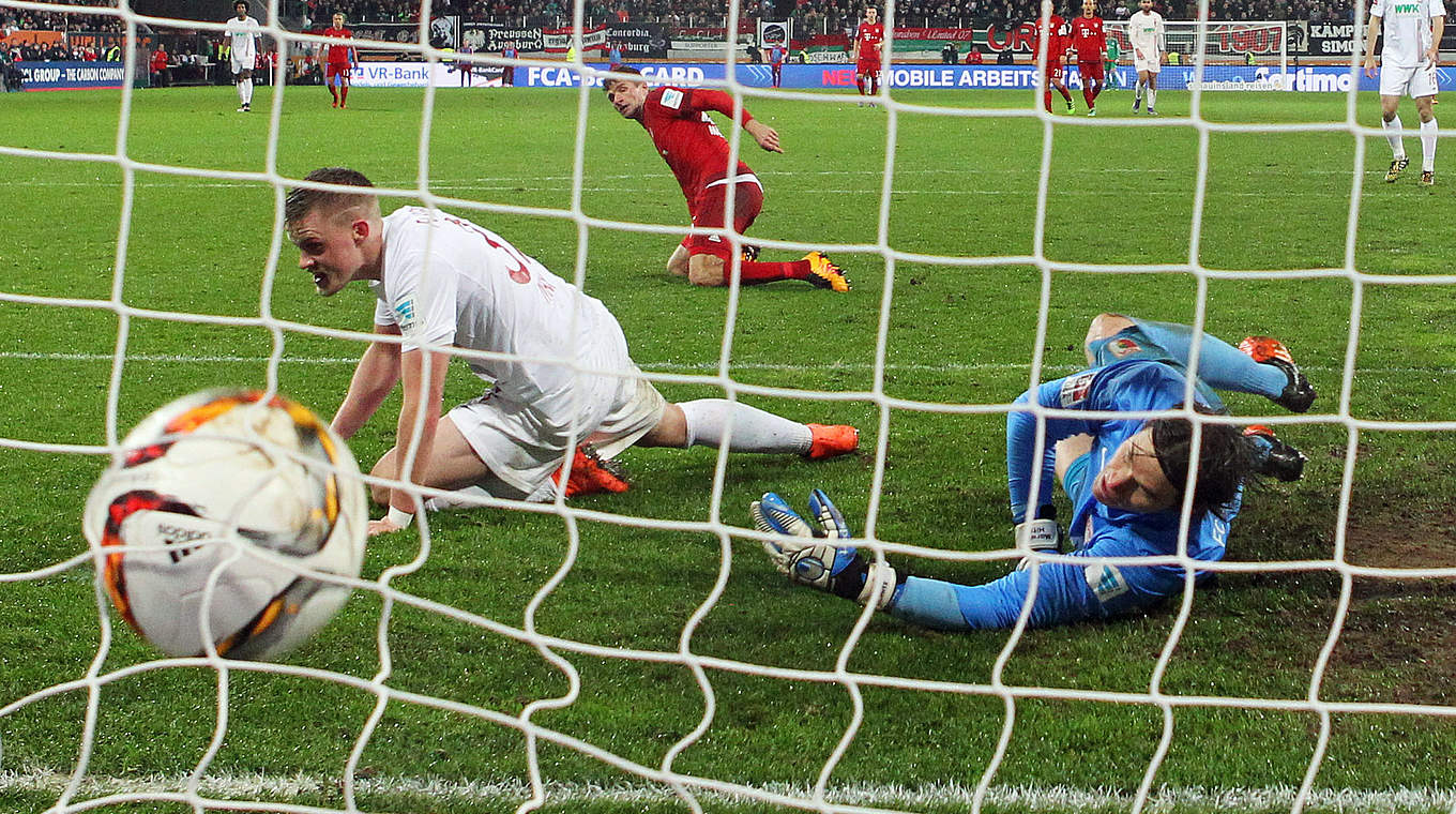 Thomas Müller makes it 3-0 to Bayern München © 2016 Getty Images