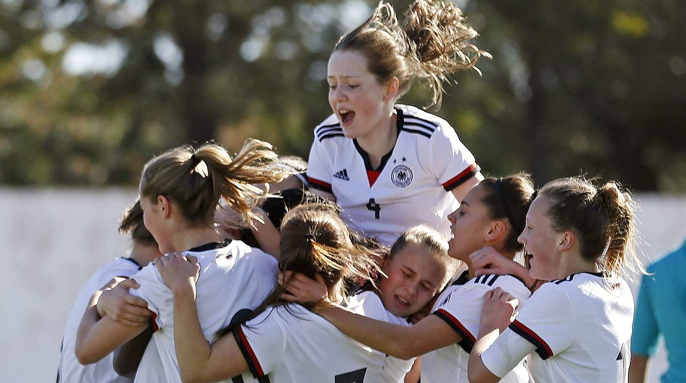 Riesen Jubel: Das Team feiert den Treffer zum entscheidenden 2:0. © 2016 Getty Images