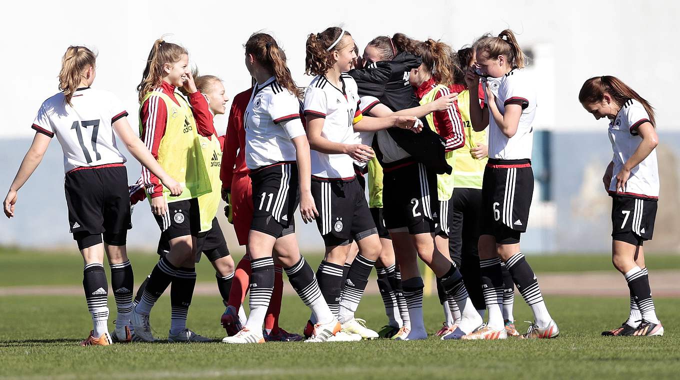 Große Freude und Erleichterung: Die DFB U 16-Juniorinnen nach Abpfiff der Partie. © 2016 Getty Images