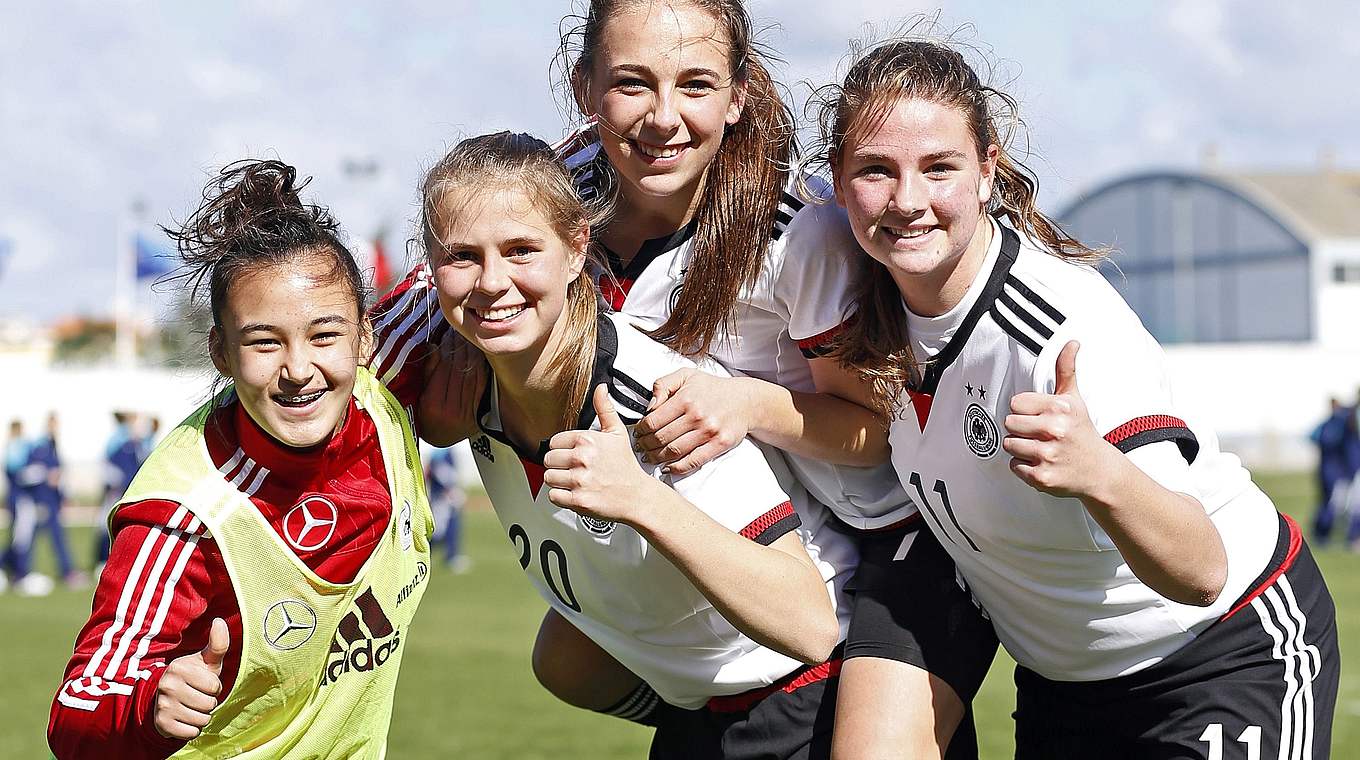 Bejubeln den Sieg ihrer Mannschaft: Lisa Ebert (r.), Gina Chmielinski (2.v.r.), Klara Bühl (2.v.l.) und Meryem Cennet Cal. © 2016 Getty Images