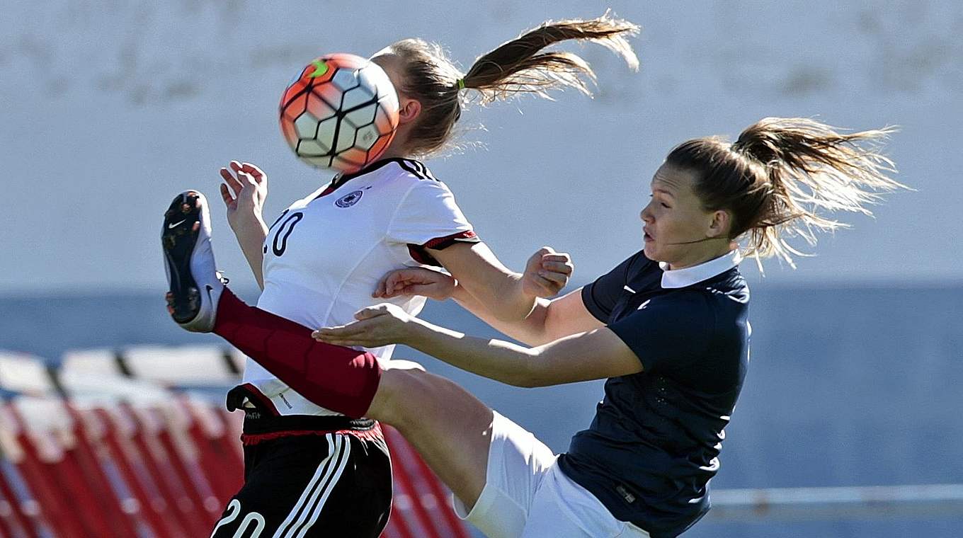 Auch in der Luft volle Kontrolle über den Ball: 	Klara Bühl (l.) © 2016 Getty Images