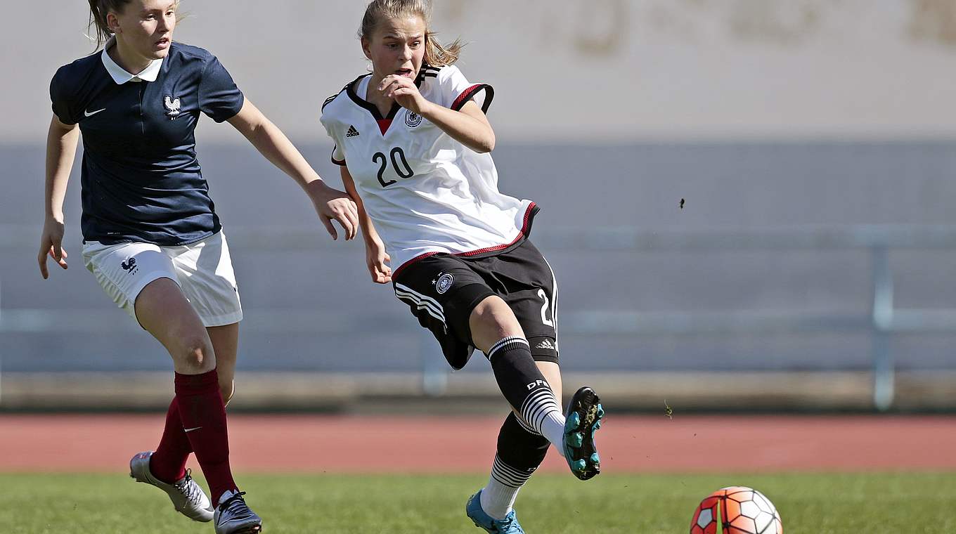 Torschützin zum Endstand gegen Frankreich: Freiburgs Klara Bühl (r.) © 2016 Getty Images