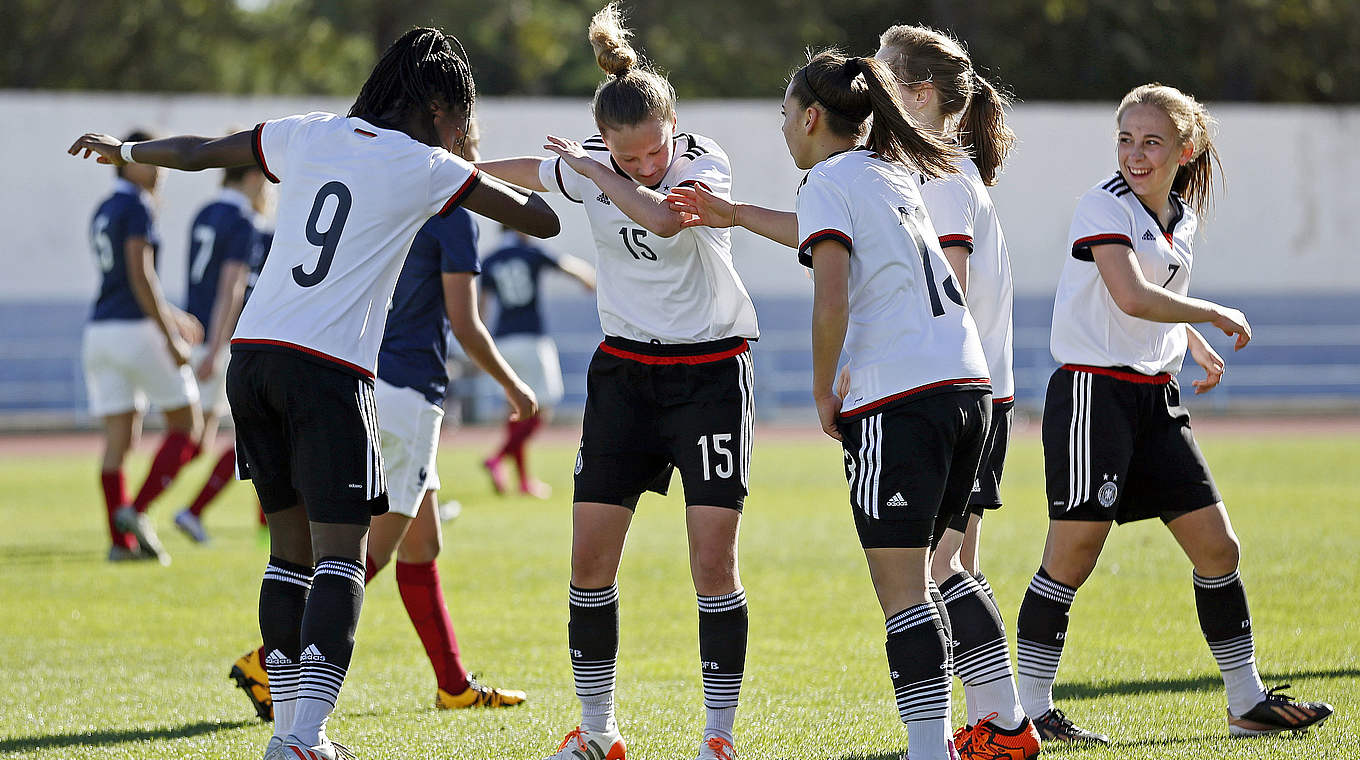 Ein Freudentänzchen nach dem Turniersieg: die U 16-Juniorinnen © 2016 Getty Images