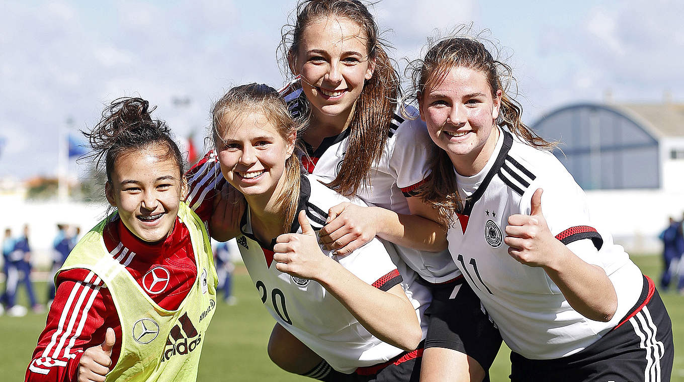 Daumen hoch für das Nachbarschaftsduell: Die U 16-Juniorinnen treffen auf Österreich © 2016 Getty Images