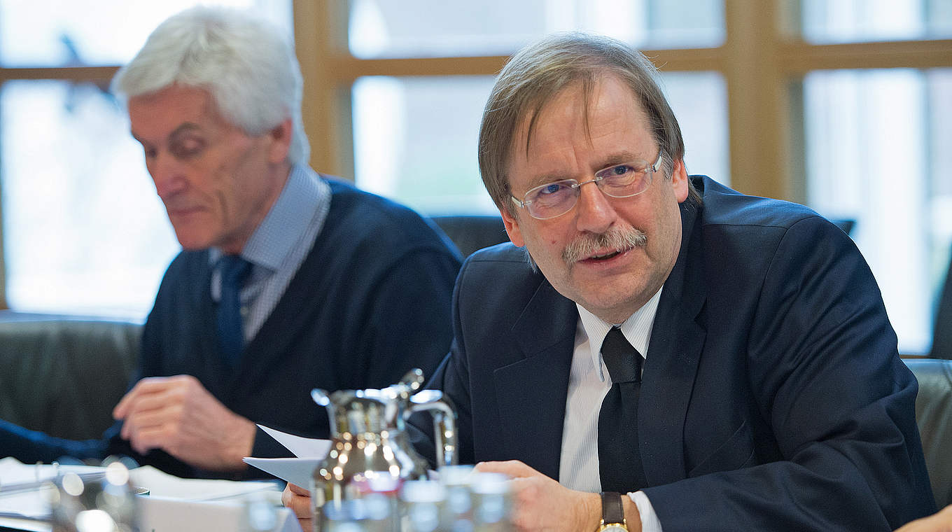 Juryvorsitzender für den Integrationspreis: der DFB-Vizepräsident Dr. Rainer Koch (r.) © press photo, do not use for advertising purposes