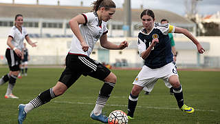 Deutschland - Schottland 5:0 (1:0): Marleen Schimmer (l.) setzt sich mit einem beherzten Antritt gegen Kirstie McIntosh durch © 2016 Getty Images