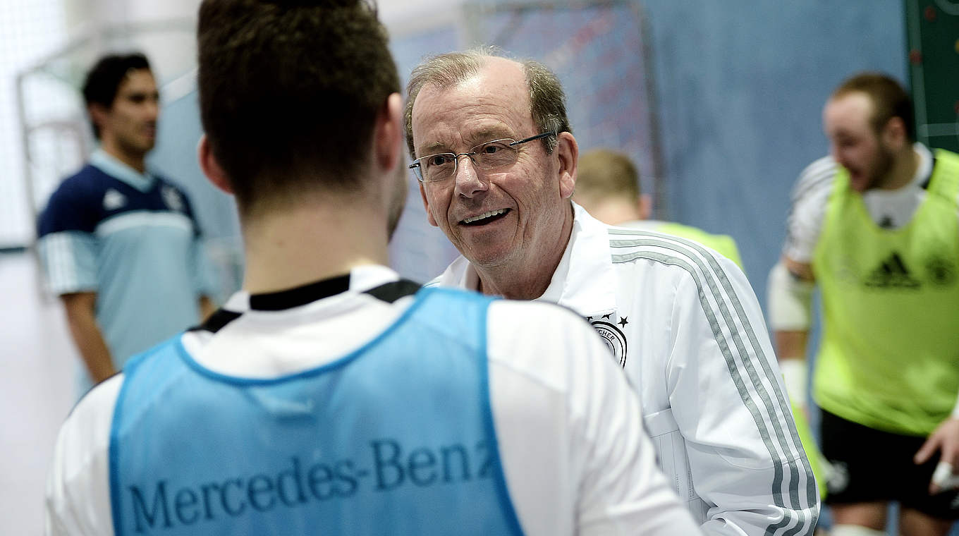 Beim zweiten Sichtungslehrgang: DFB-Trainer Paul Schomann in Grünberg © 2016 Getty Images