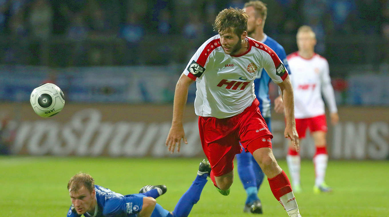 Trifft auf seinen Ex-Klub: Fortunas Torjäger Marco Königs (r.) © 2015 Getty Images