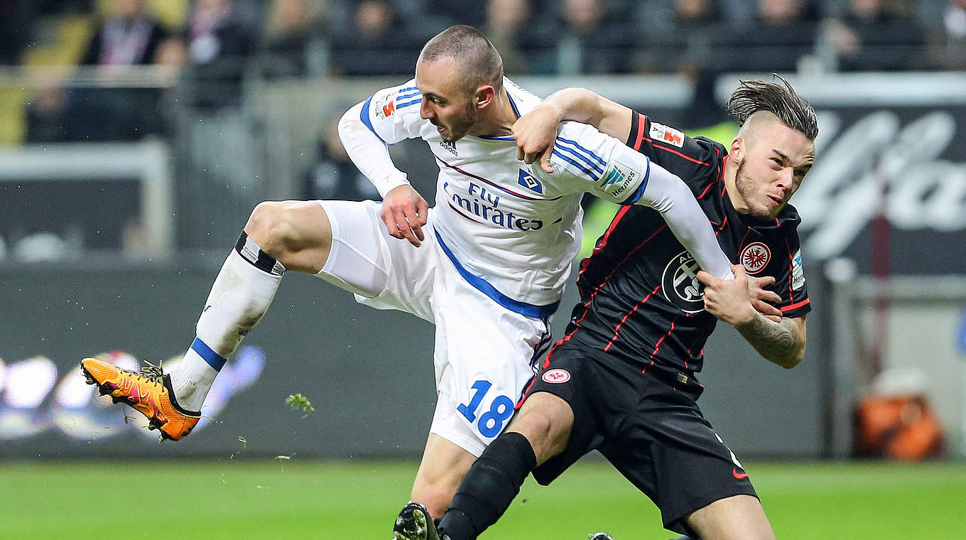 Harter Fight: Drmic und Regäsel duellieren sich um den Ball © 2016 Getty Images