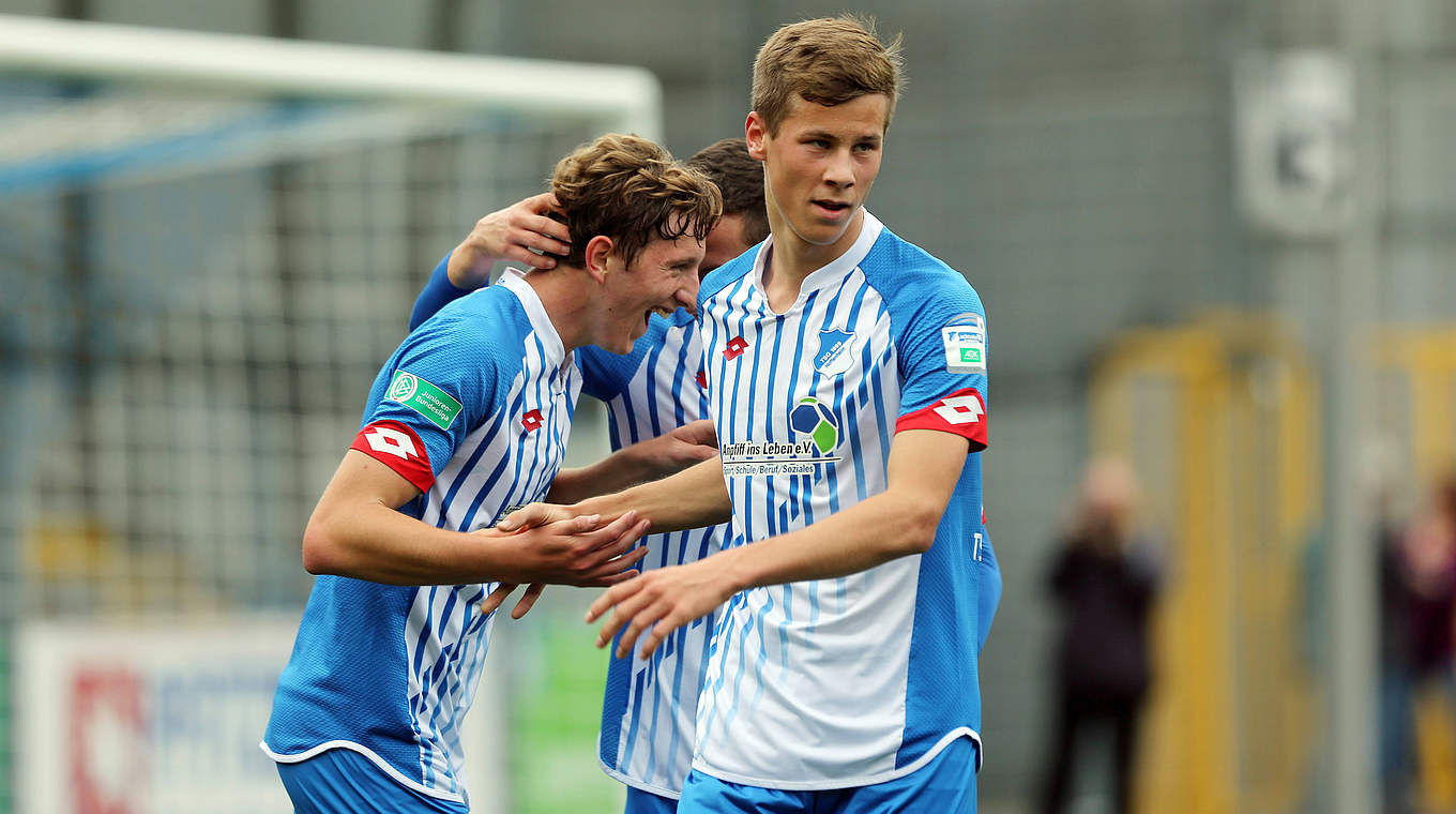 Hoffenheim darf fünf Mal jubeln: Meris Skenderovic (l.) trifft zum 3:0 © imago/Sportfoto Rudel