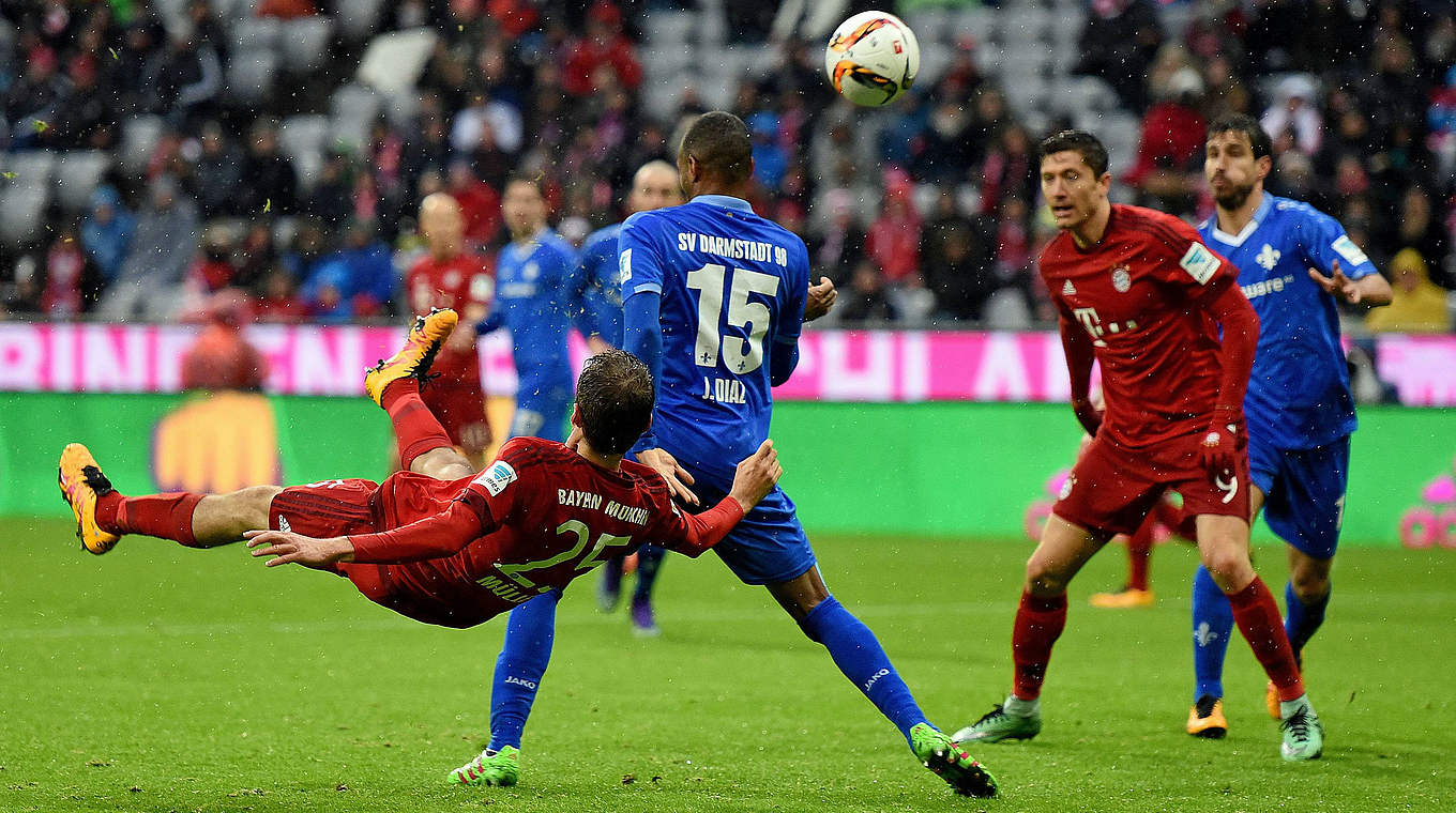 Der zweite Streich: Müller (l.) vollendet spektakulär im Fallen zur Münchner Führung © imago/Jan Huebner