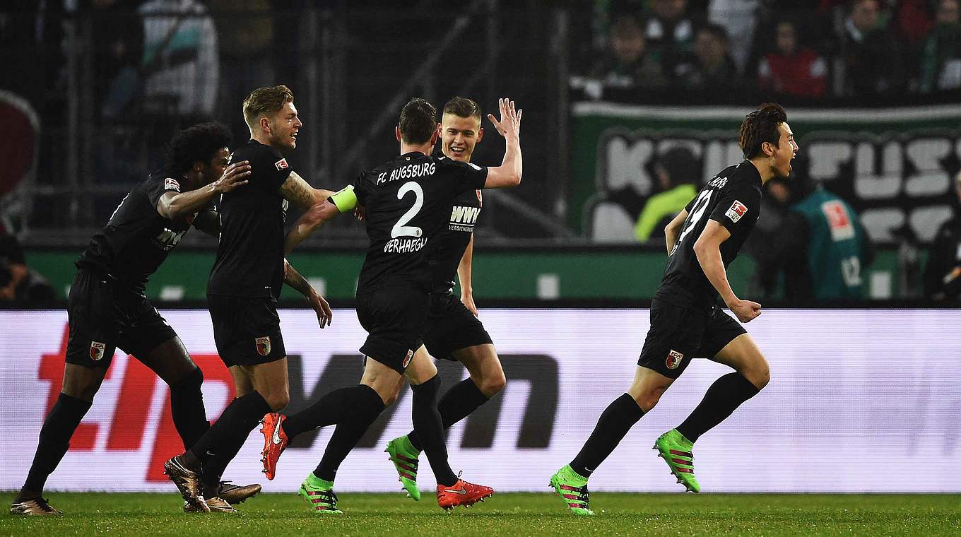 Das Tor des Abends: Augsburgs Spieler feiern nach Koos (r.) Treffer in Hannover © 2016 Getty Images