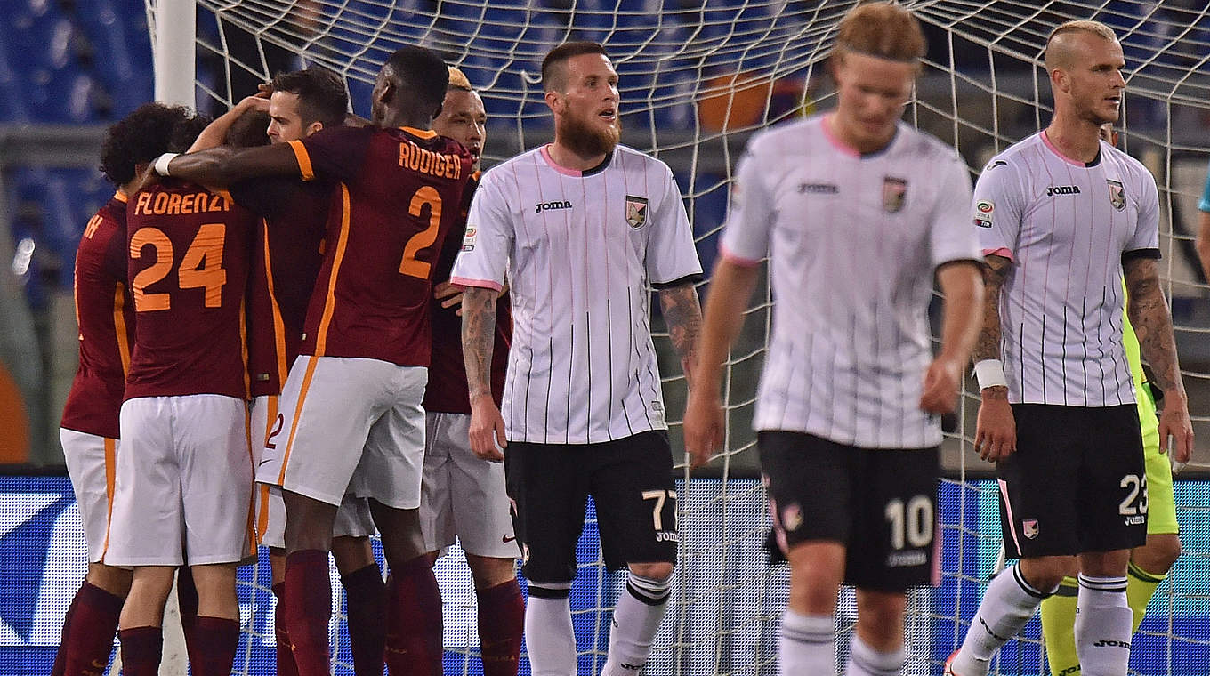 Feiert mit der Roma einen klaren 4:0-Heimsieg: Antonio Rüdiger (4.v.l.) © 2016 Getty Images