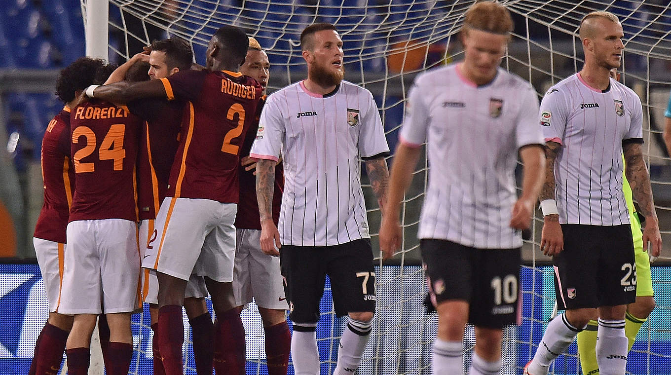 Roma celebrate during their 5-0 home win © 2016 Getty Images