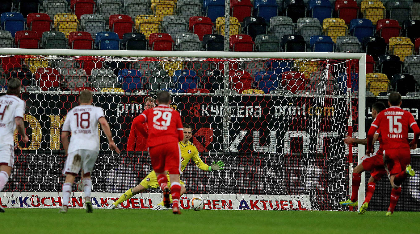 Gute Nerven: Demirbay (r.) verlädt Schäfer im Tor der Nürnberger © 2016 Getty Images