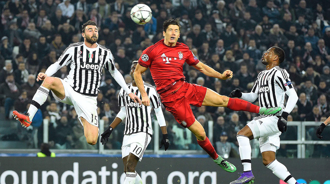 Flugeinlage: Robert Lewandowski (2.v.r.) mit einem Flugkopfball © OLIVIER MORIN/AFP/Getty Images