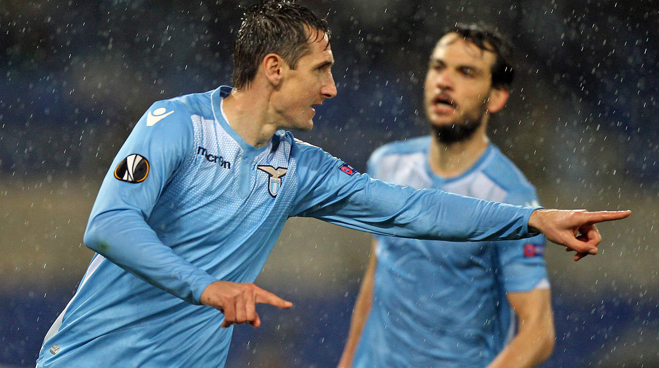 Sieger im Duell der Weltmeister: Miroslav Klose (l.) und Lazio Rom gewinnen 3:1 gegen Galatasaray Istanbul mit Lukas Podolski © 2016 Getty Images