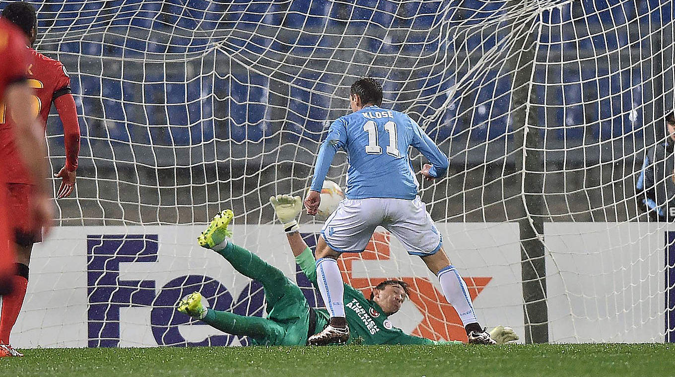 Die Entscheidung: Klose trifft zum 3:1 für Lazio. © imago/Gribaudi/ImagePhoto