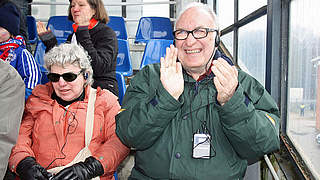 Spielreportagen für sehbehinderte Fans im Stadion: Immer mehr Drittligisten sind dabei © Jensen