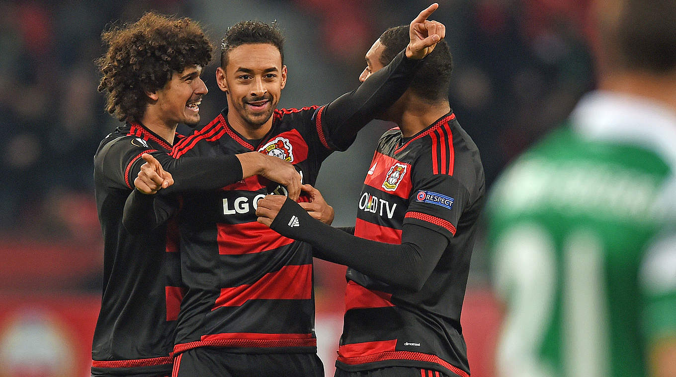 Leitet mit seinen beiden Treffern den Sieg der Leverkusener ein: Karim Bellarabi (m.) © 