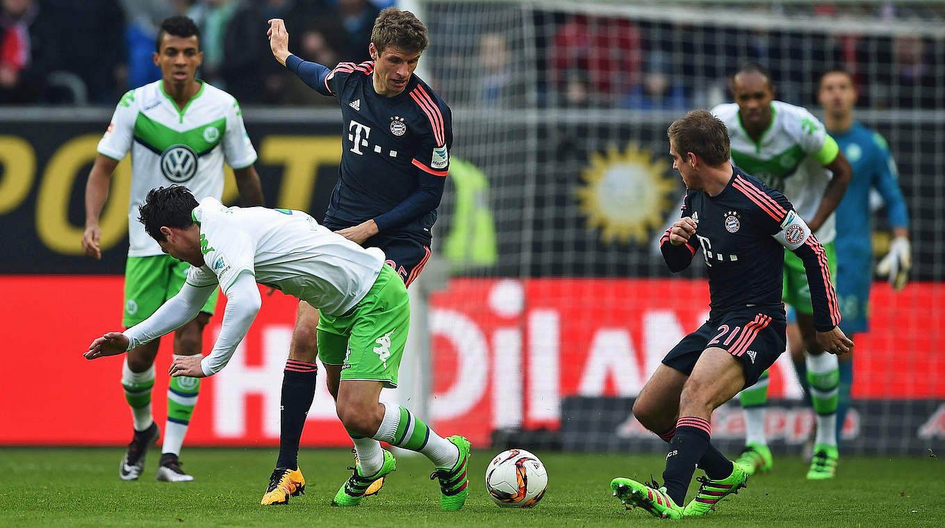 Alle Augen auf den Ball: Thomas Müller (M.) und Co. in Wolfsburg © 2016 Getty Images