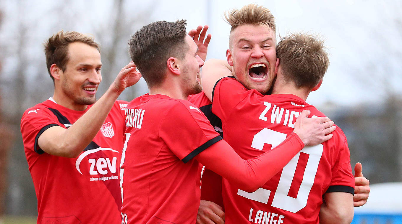 Bejubeln den siebten Sieg in Serie: Zwickau mit Torschütze René Lange (r.) © imago/Picture Point