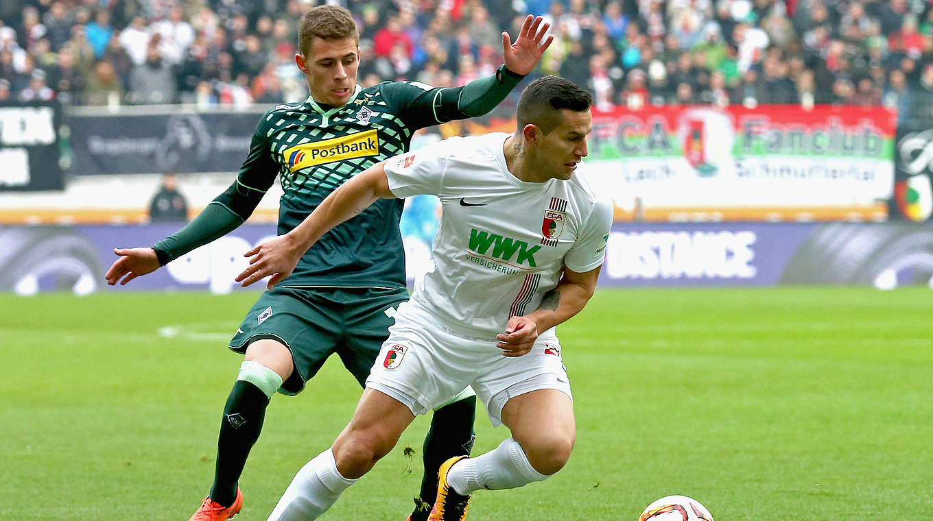 Trifft für Augsburg den Pfosten: Raul Bobadilla (r.) © 2016 Getty Images