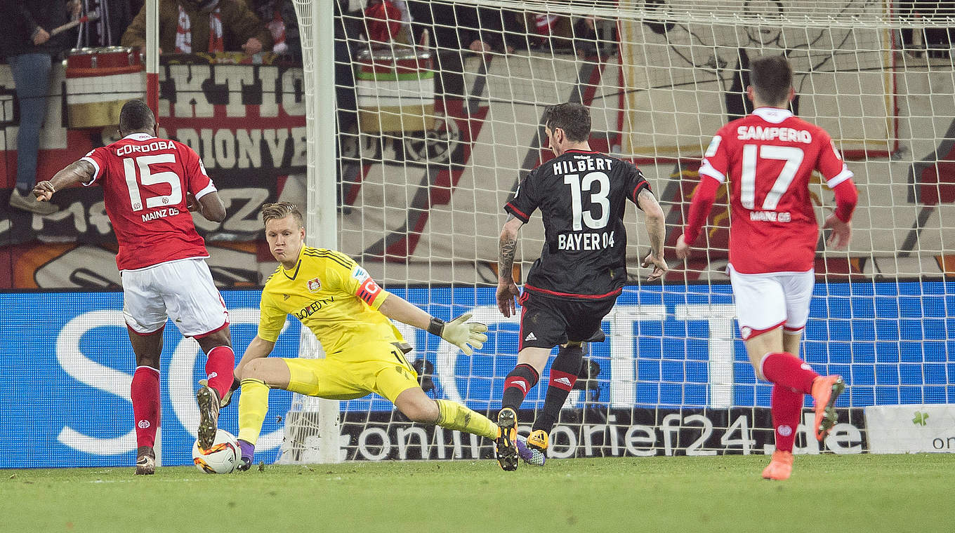 Bayers Bester: Leno (2.v.l.) zeigt in Mainz reihenweise starke Paraden © 2016 Getty Images