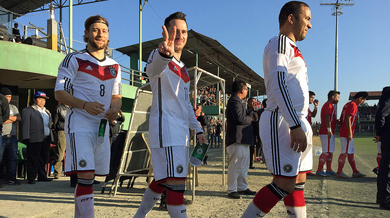 Vor dem Spiel gegen Mizoram XI: Nico Schneck, Eugen Schiffmann und Adam Fall © DFB