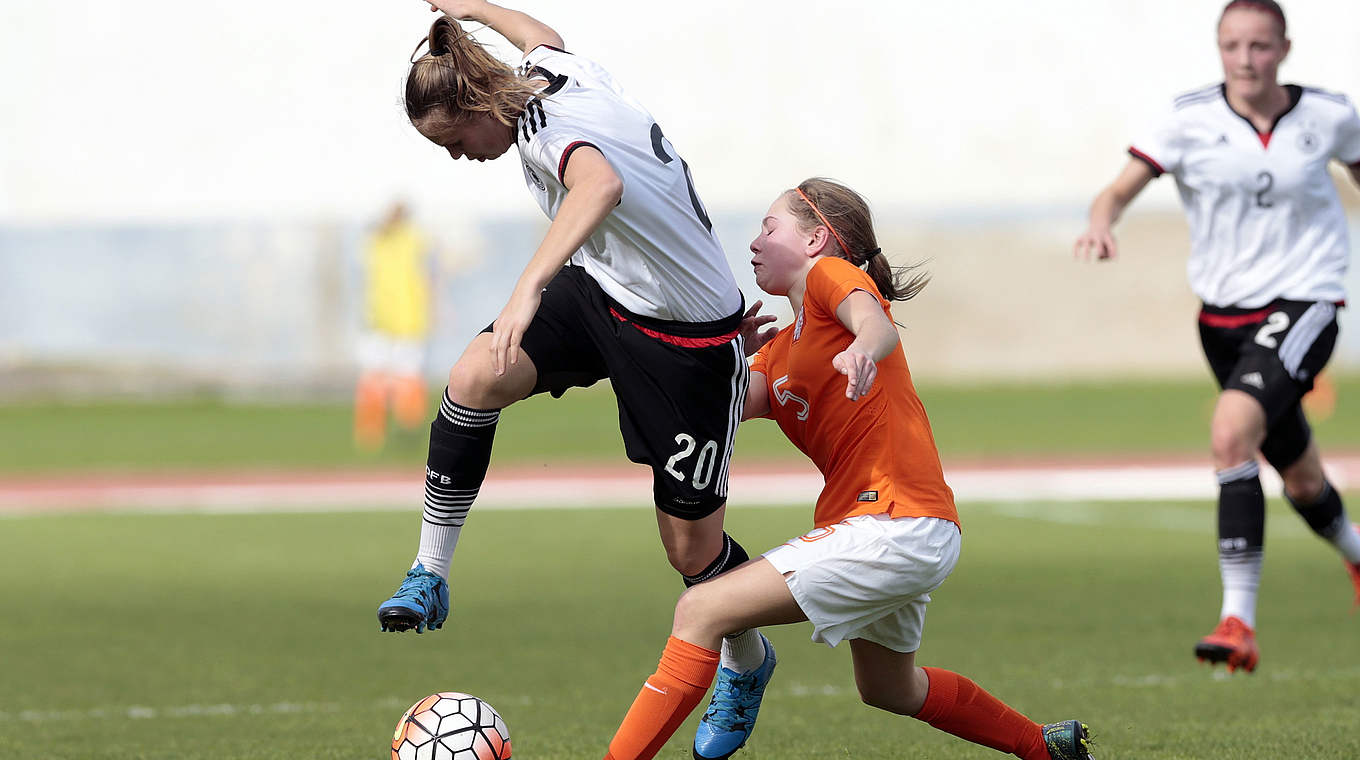 Klara Bühl (l.) und die U 16-Juniorinnen: Gegen Schottland zweiter Sieg im zweiten Spiel? © Getty Images