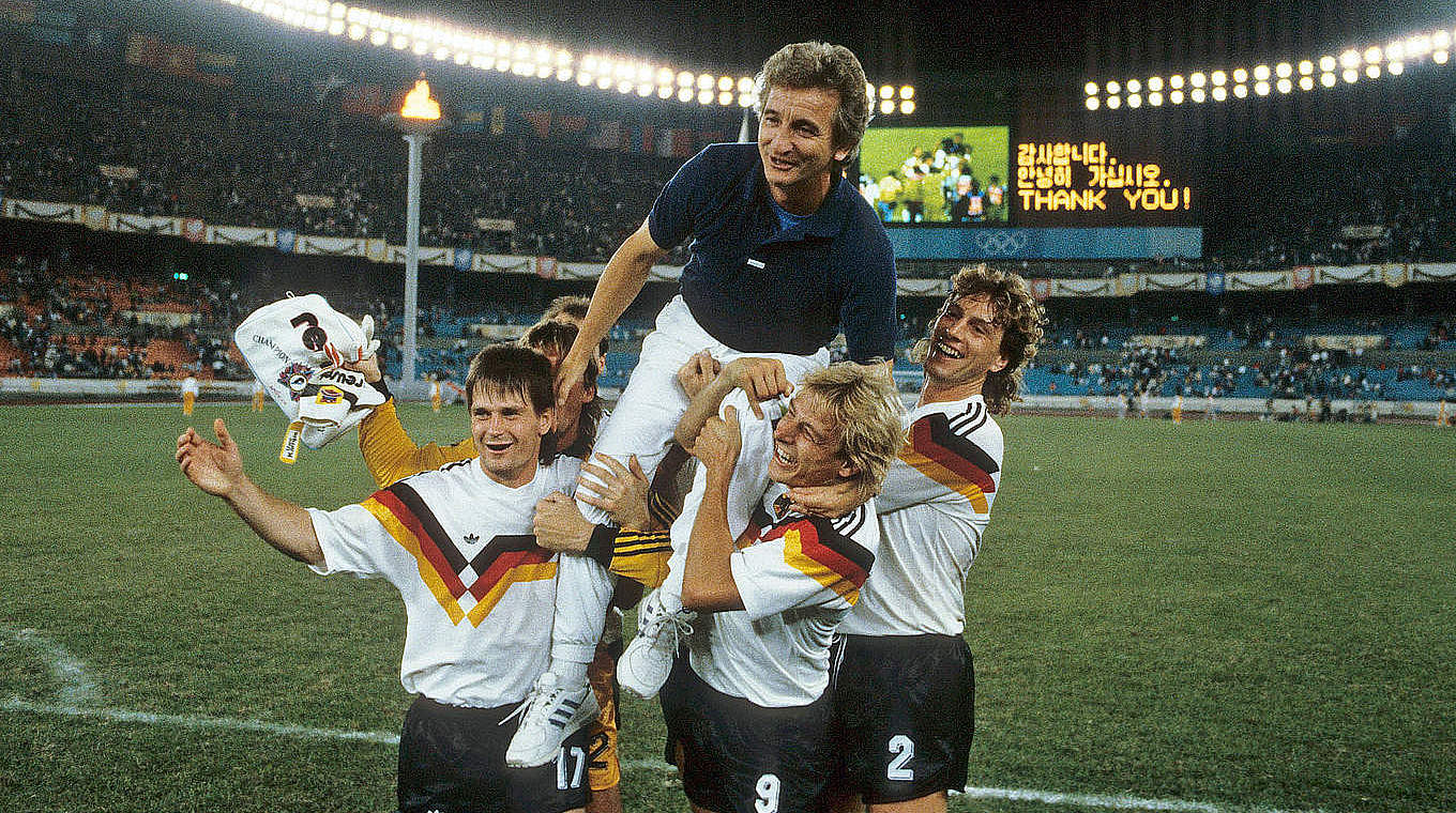 Wurde 1988 mit Klinsmann (2.v.r.) und Co. Olympiadritter: Hannes Löhr (o.) © imago