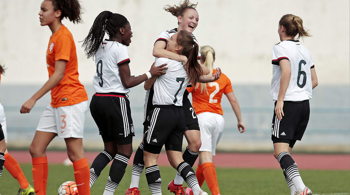 Jubel über das Ausgleichstor gegen die Niederlande: die U 16-Juniorinnen © Getty Images