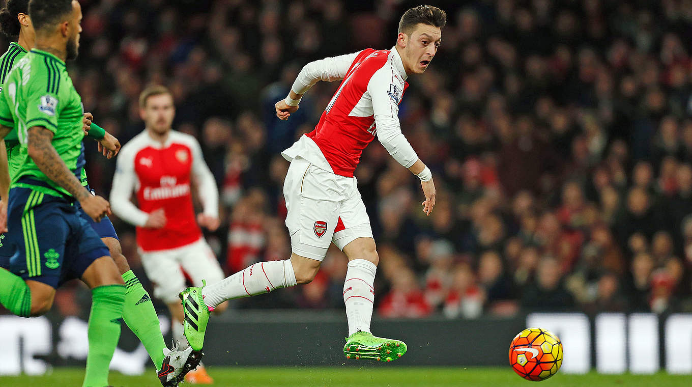 Torloses Remis gegen Southampton: Mesut Özil (r.) und der FC Arsenal © AFP/Getty Images