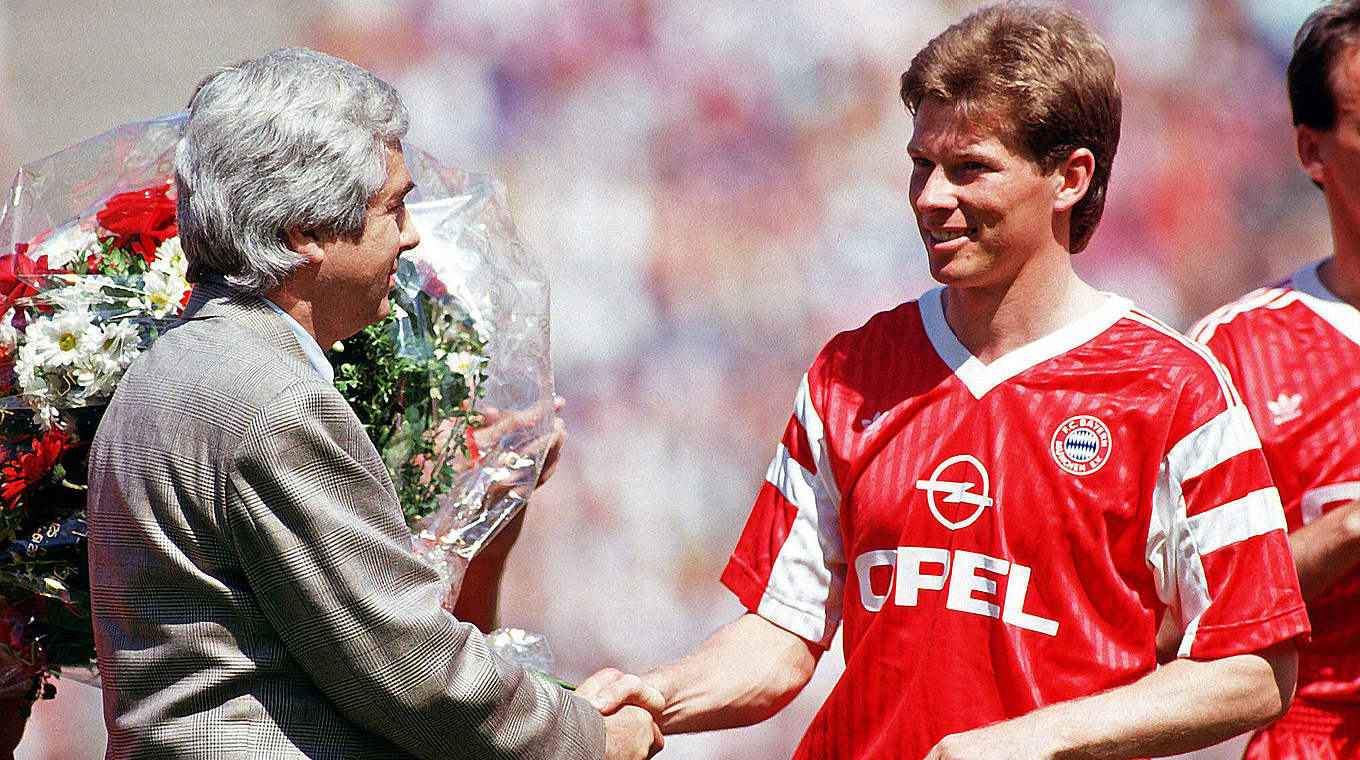 Abschied mit Blumen: Weltmeister Stefan Reuter wechselt 1991 von München nach Turin © imago