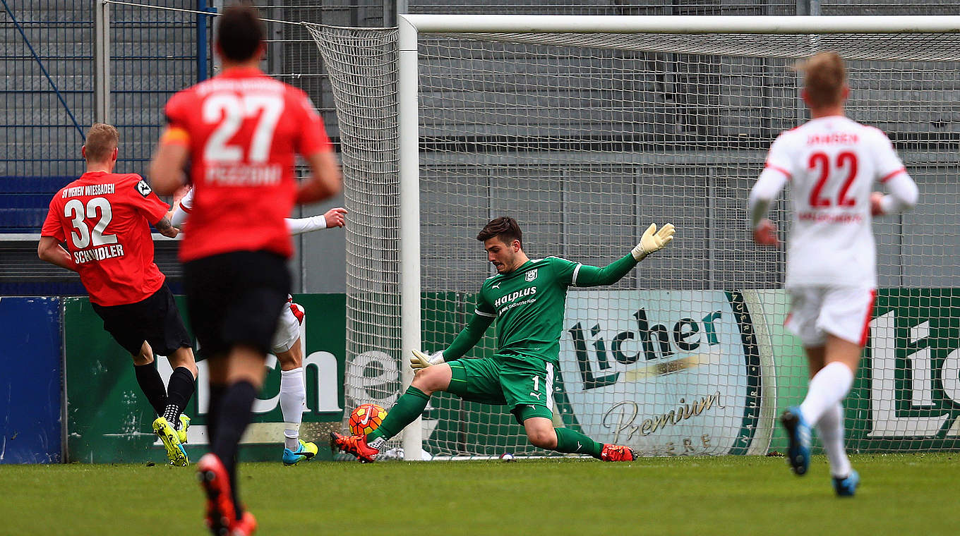 Siegtreffer gegen Halle: Kevin Schindler (l.) trifft zum 1:0 für den SV Wehen Wiesbaden © Getty Images