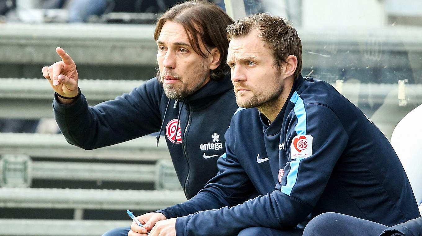 Nach dem Karriereende als Trainer in Mainz geblieben: Svensson (r., neben Profi-Coach Schmidt). © Getty Images