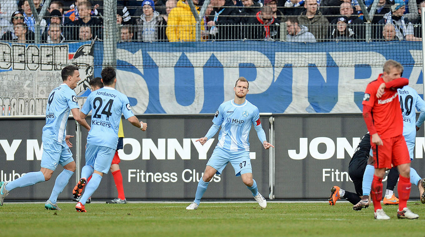 Jubel an der Waldau: Die Stuttgarter Kickers siegen gegen Rostock © Getty Images