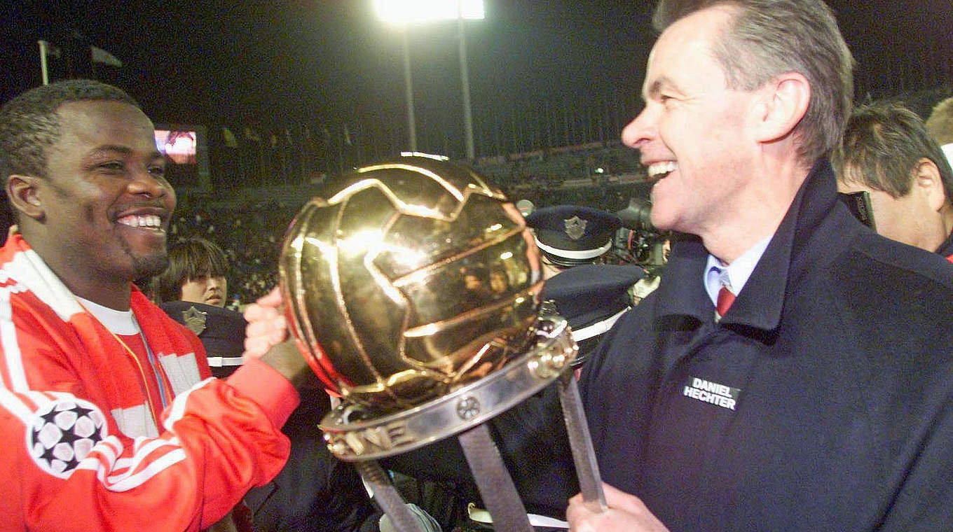 Icing on the cake: Hitzfeld and Sammy Kuffour lifting the Intercontinental Cup in 2001 © BONGARTS