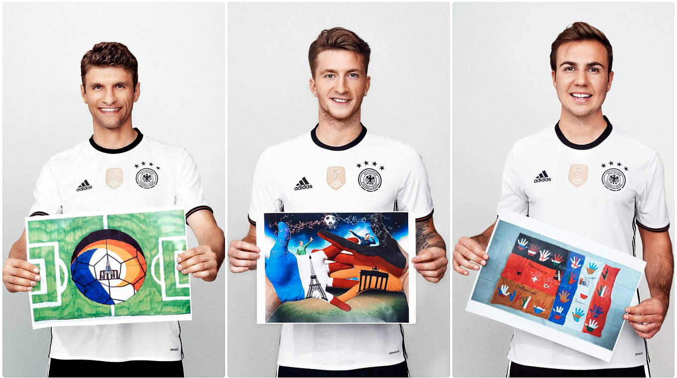 Creative footballers Müller, Reus and Götze presenting creative pieces of work © DFB