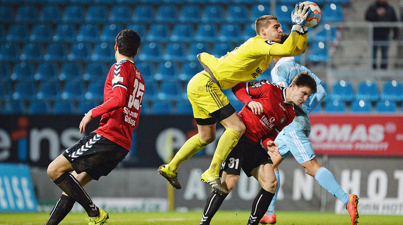 Im Blickpunkt: Chemnitz-Keeper Kunz im Spiel gegen Großaspach © imago/Eibner