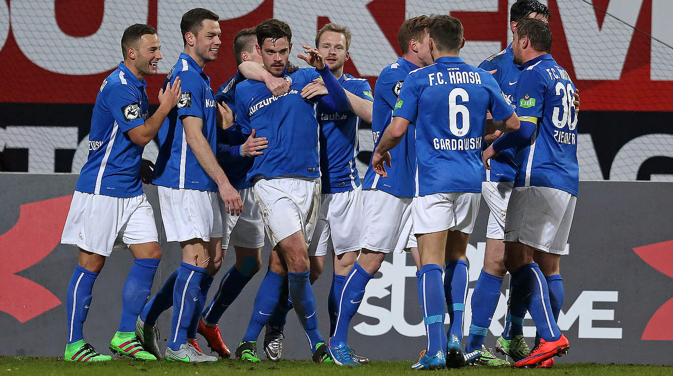 Wichtiger Dreier im Abstiegskampf: Rostock bejubelt das 1:0 gegen Kiel © 2016 Getty Images