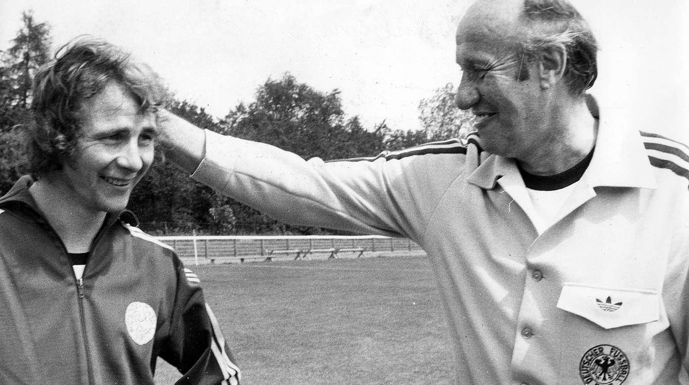 Zu Beginn der Weltmeisterschaft 1974 saß Hölzenbein auf der Bank. Dann verlor das DFB-Team gegen die DDR-Auswahl mit 0:1, und Helmut Schön nahm an seinem Team einige Veränderungen vor. © imago/Horstmüller