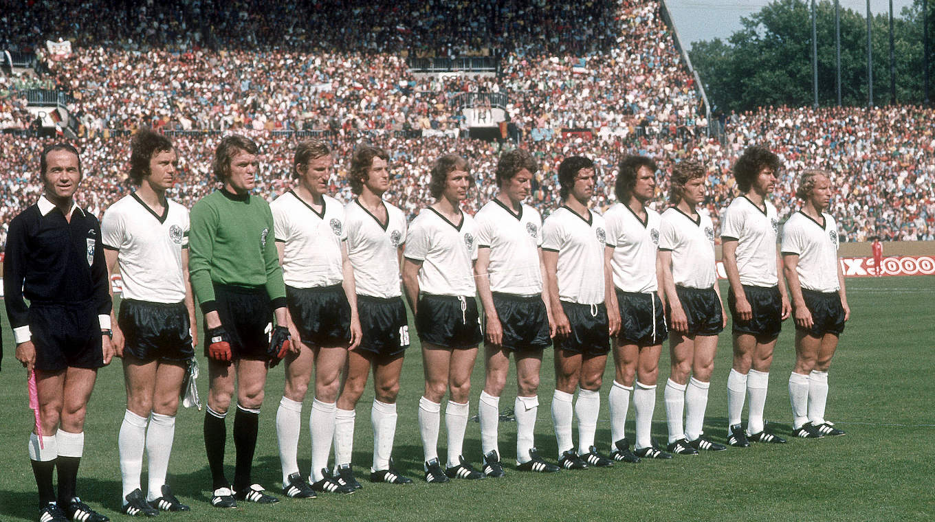 40 Länderspiele für die DFB-Auswahl: Weltmeister Bernd Hölzenbein 1974 (6.v.l.) © imago/Horstmüller