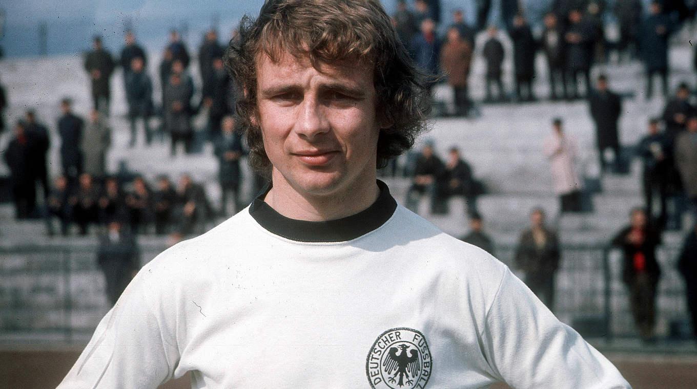 1972 bestritt Hölzenbein sein erstes Spiel im DFB-Trikot - allerdings nur für die B-Nationalmannschaft, die gegen Ungarn mit 2:0 gewann. Es blieb sein einziges Spiel für das deutsche Reserve-Team. © imago/Horstmüller