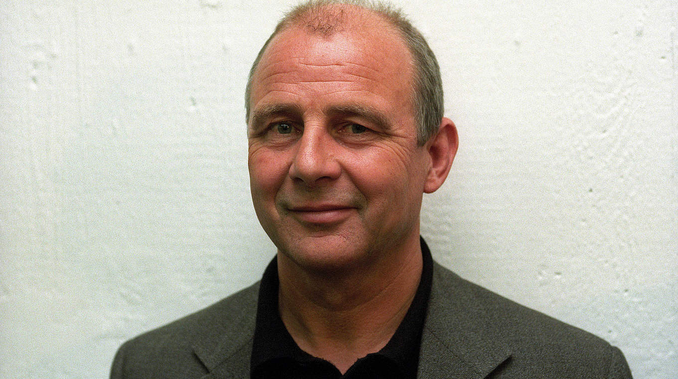 Auch nach seiner aktiven Laufbahn blieb Hölzenbein seiner Eintracht treu: Er war von 1988 bis 1994 Vizepräsident und arbeitete daraufhin zwei Jahre als Manager für seinen Klub. © imago/Alfred Harder