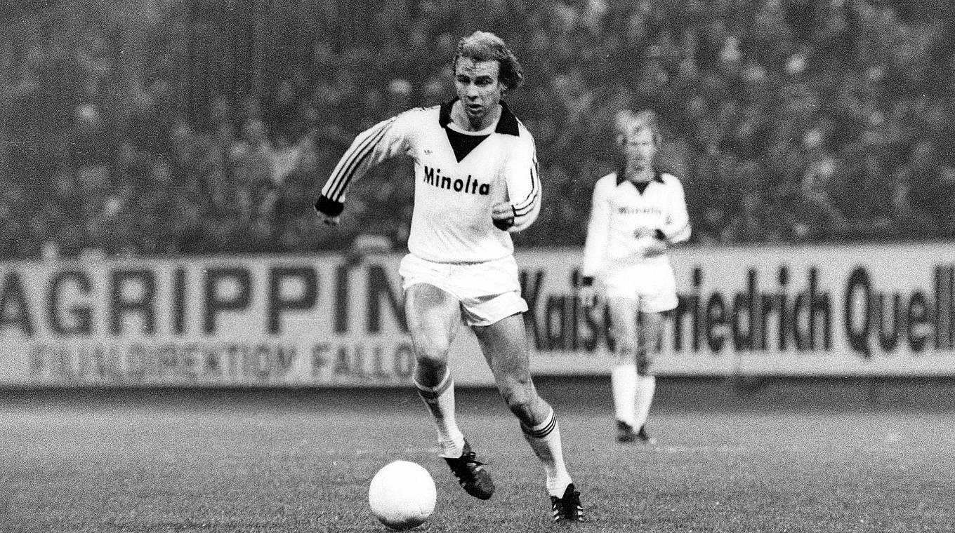 Mit 21 Jahren debütierte Hölzenbein in der Bundesliga. Im Spiel am 4. November 1967 gegen den Hamburger SV (1:1) wurde er in der 78. Minute für Heiko Racky eingewechselt. © imago sportfotodienst