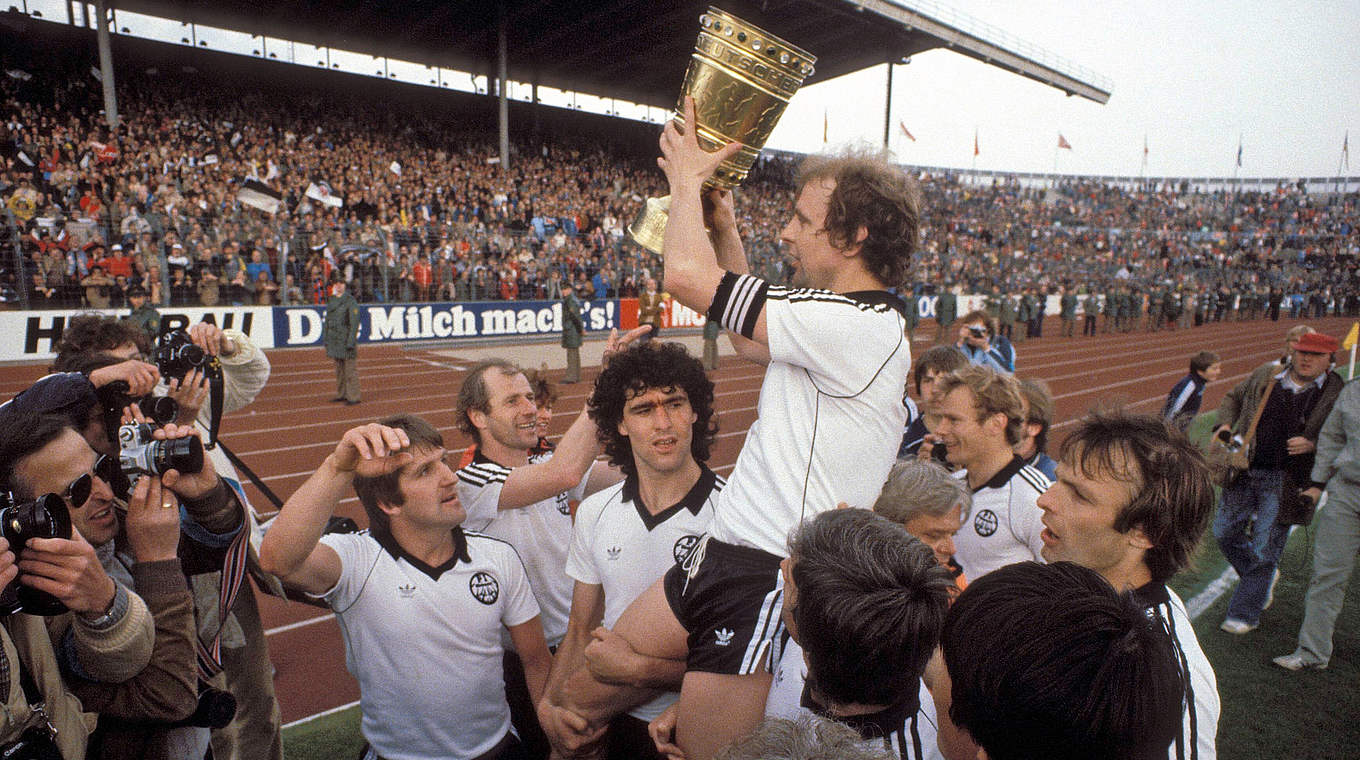 Sein letztes Spiel mit der Eintracht bestritt der damals 35-Jährige im DFB-Pokalfinale gegen Kaiserslautern 1981. Auch in seinem dritten Endspiel führte der Kapitän sein Team zum Sieg - Frankfurt siegte mit 3:1. Dann zog es ihn für vier Jahre nach Amerika, wo er für verschiedene Klubs spielte. © imago
