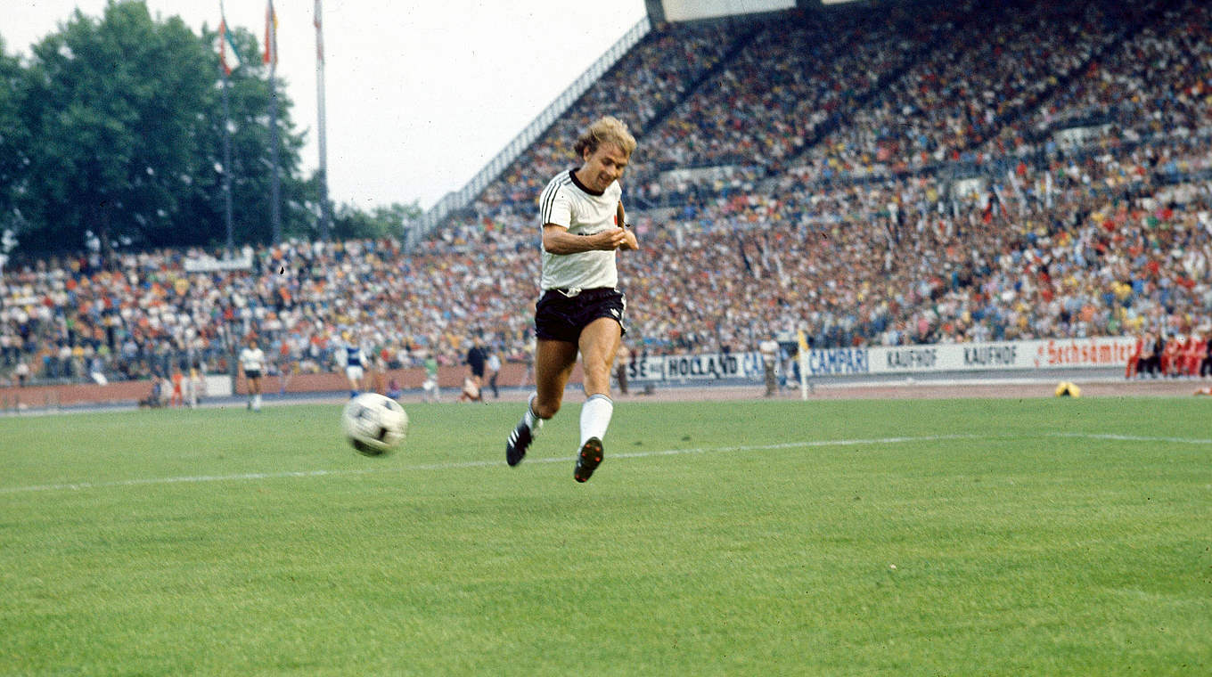 Nach dem Weltmeistertitel folgte im selben Sommer auch der erste große Titel des Flügelspielers mit seiner Eintracht: Im Pokalfinale 1974 im August gewannen die Adler gegen den HSV mit 3:1 nach Verlängerung. Hölzenbein traf zur 2:1-Führung (95.). © imago/Horstmüller