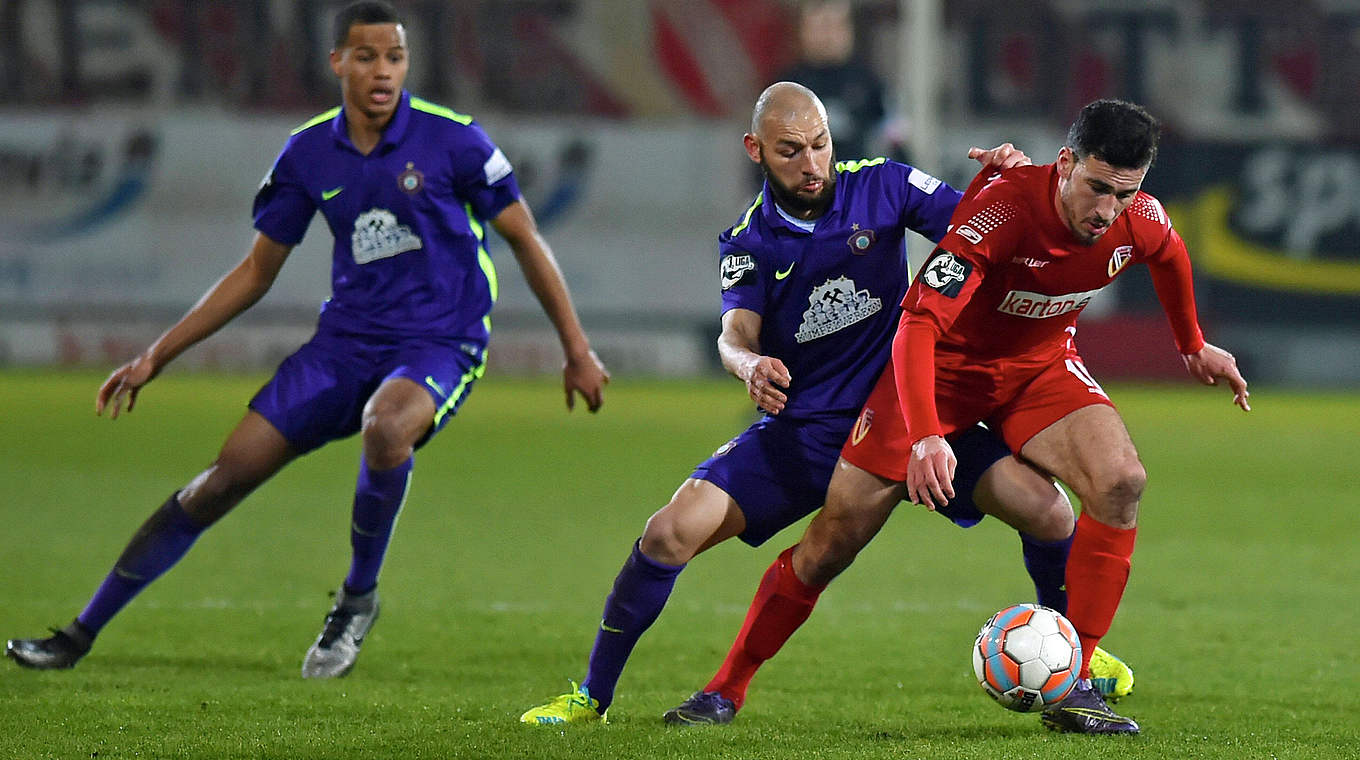 Den Ball im Blick: Aues Philipp Riese (M.) und Mounir Bouziane (r.) © imago/Aswendt