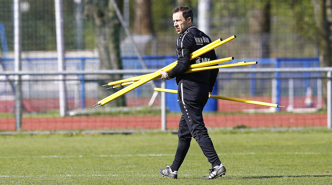 Neuansetzung im Kellerduell: Hannover 96 und Trainer Cherundolo gegen Tennis Borussia © imago/Joachim Sielski